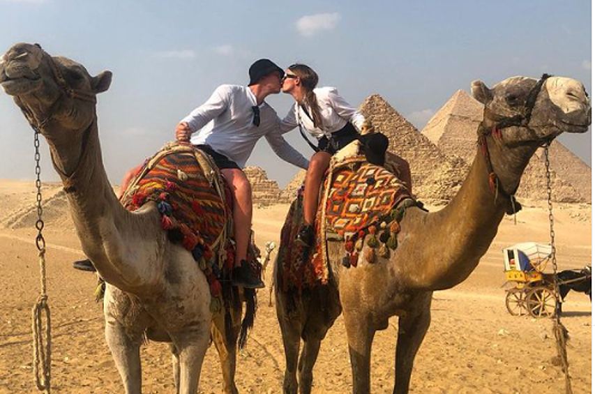 Египет у всех ассоциируется с пирамидами. Вряд ли есть хоть один русский турист, который побывав в этой жаркой стране, не сделал подобное фото. 