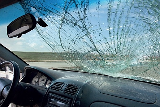 Камень прилетел в лобовое стекло - суд вынес неожиданное решение