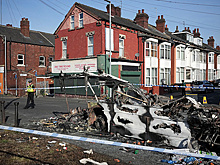 Горящие автобусы, барьеры из щитов: как Британию охватывают этнические беспорядки