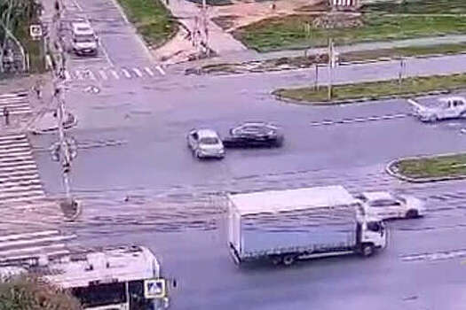 В Чебоксарах машина врезалась в киоск с мороженым, пострадала девочка