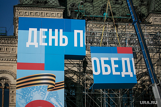 В Харькове радикалы уничтожили плакаты ко Дню Победы