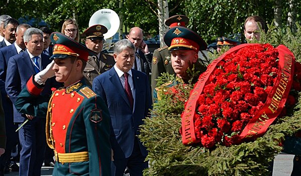Атамбаев: при возложении цветов к могиле Неизвестного солдата думал о деде