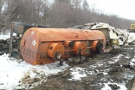 На выезде из Саратова перевернулся бензовоз