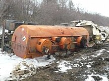 На выезде из Саратова перевернулся бензовоз