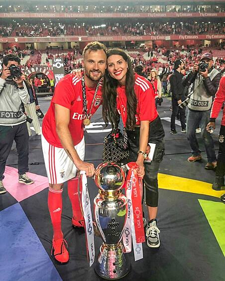 Пара познакомилась, когда футболист выступал за «Айнтрахт», где работала девушка. Спустя три года Харис и Амина поженились, а в 2019 году стали родителями