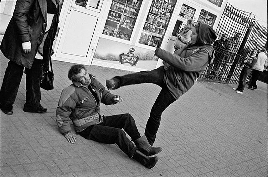 Женщина избивает мужчину ногами прямо на улице. Никто не хочет заступаться.