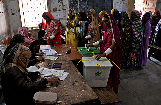 На парламентских выборах в Пакистане лидирует партия Имрана Хана
