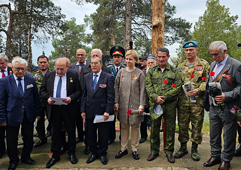 Российские военнослужащие почтили память погибших воинов на Аллее славы в Таджикистане