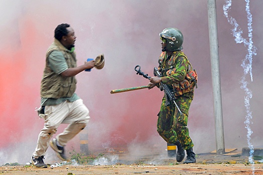 Президент Кении Руто поддержал силовиков, открывших огонь во время митингов