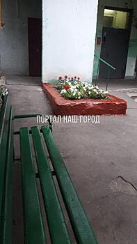 Клумбу во дворе на Окской отремонтировали коммунальщики