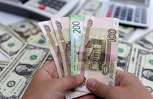 Моисеев: cбережения следует делать в рублях или в дружественных валютах