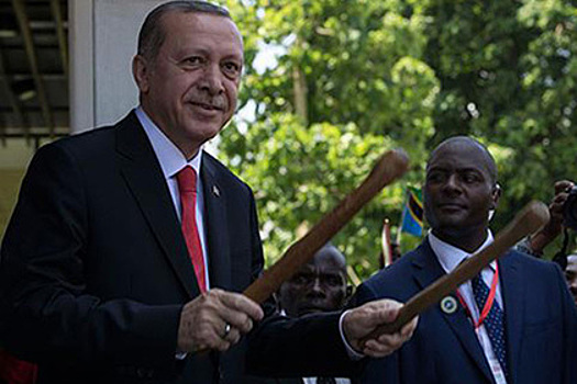 Эрдоган сыграл в Танзании на тамтаме