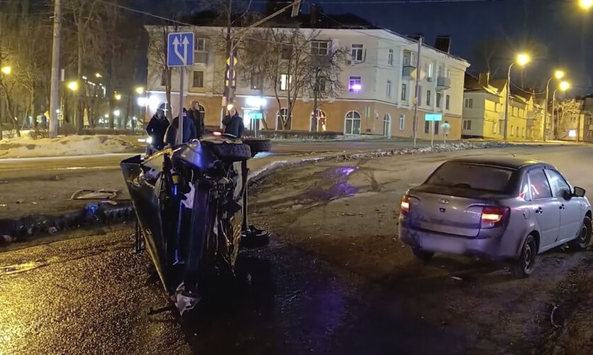 В Липецке водитель сбежал с места ДТП через окно машины и попал на видео