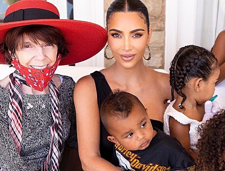 Ким Кардашьян показала свою 86-летнюю бабушку на трогательном семейном фото с детьми