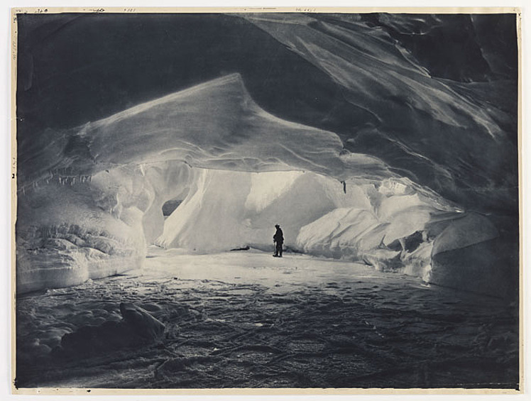 Один из участников экспедиции исследует огромную ледяную пещеру в полутора километрах от главной базы на восточной оконечности мыса Грей