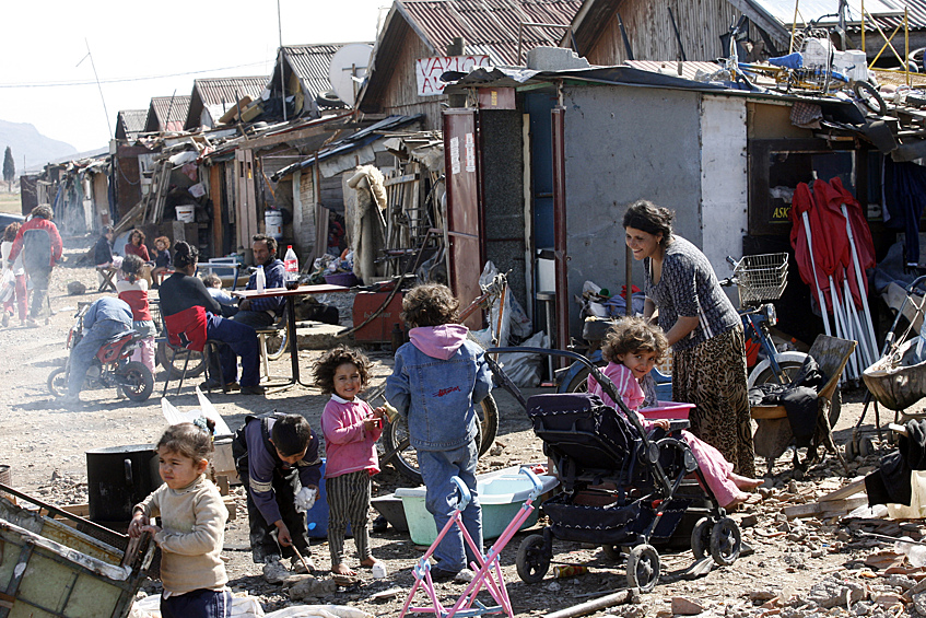  Дети цыган наслаждаются теплой погодой в Черногории