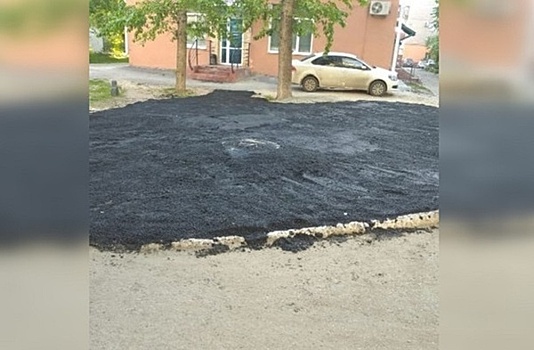 Власти Омска проведут проверку после укладки асфальта на газон