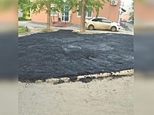 Власти Омска проведут проверку после укладки асфальта на газон