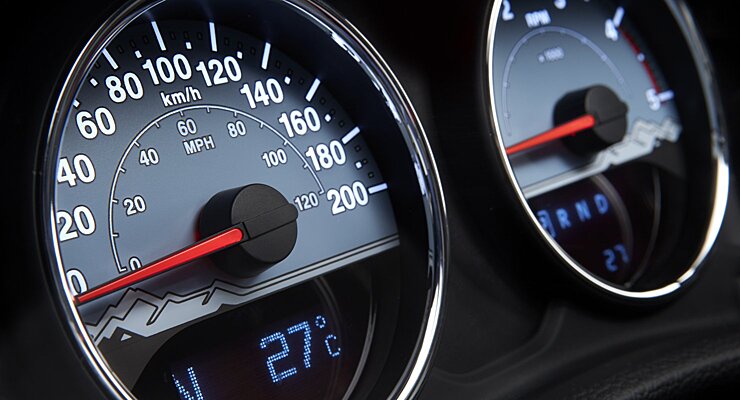 Почему спидометр автомобиля может показывать неправильную скорость