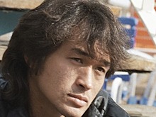 На Малой Конюшенной в Петербурге открыли временную Стену Цоя