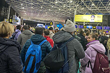 Туристы жалуются на огромные очереди в аэропортах рядом с зимними курортами