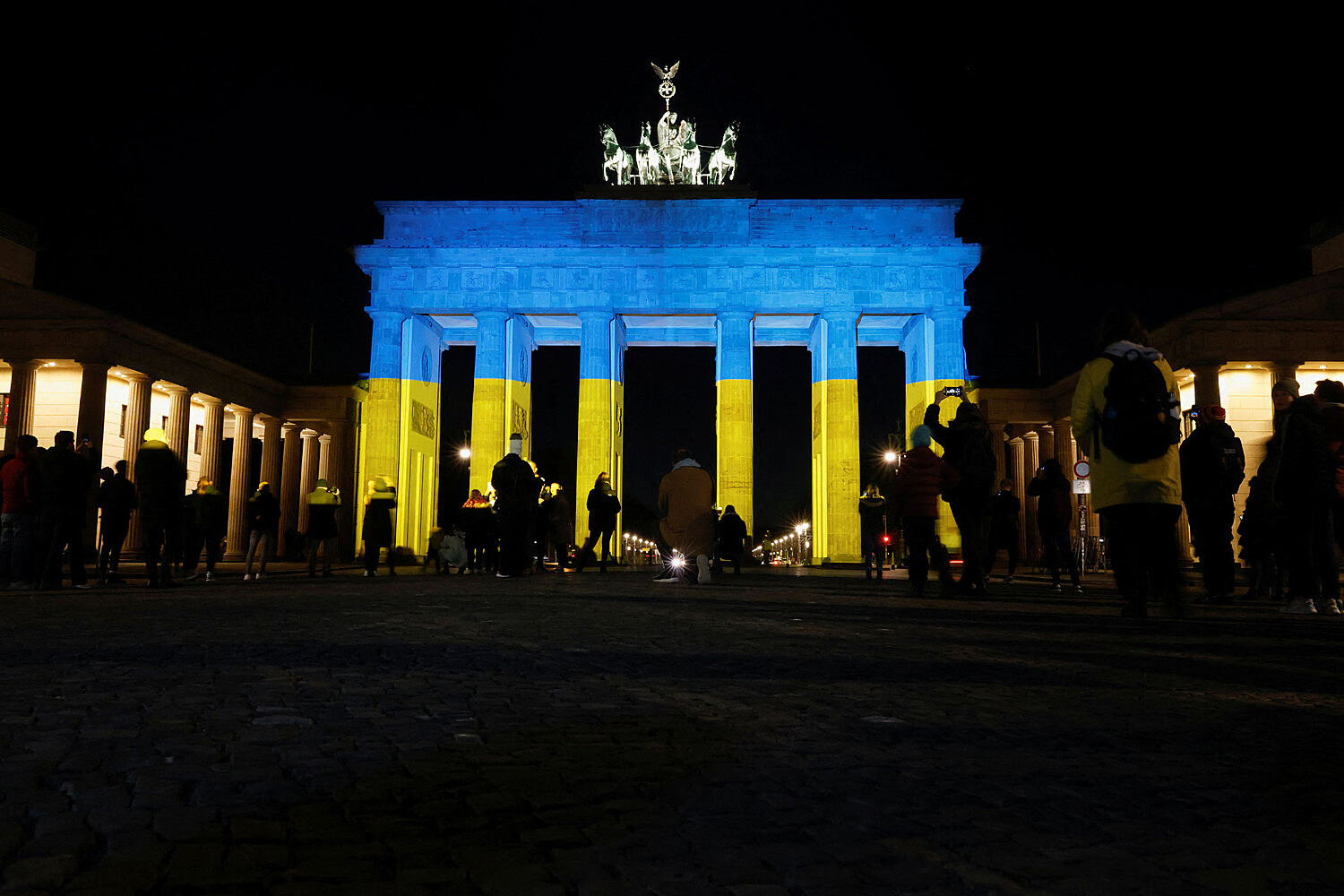 Бранденбургские ворота подсветили в цвета украинского флага