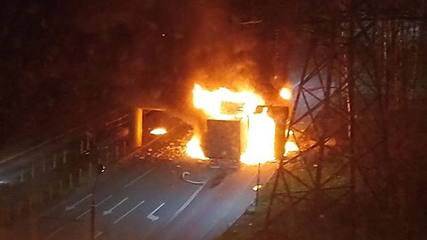 В Москве грузовик столкнулся с трубой и загорелся
