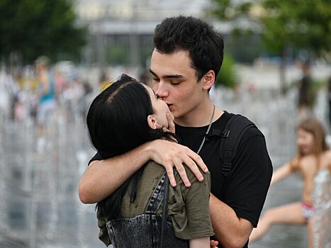 Дерматолог предупредила о смертельной опасности поцелуев