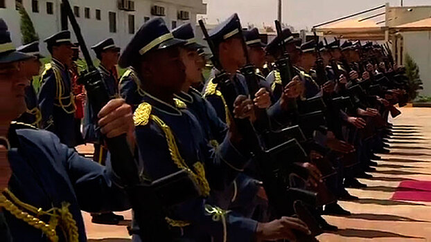 Военный оркестр Ливии приветствовал Бориса Джонсона «кошачьим концертом»