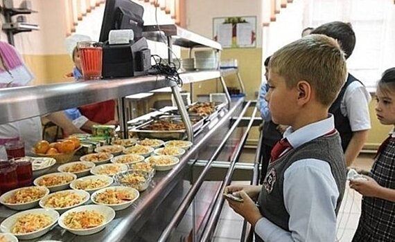 В Казани школьный повар накормила детей пельменями с пола — прокуратура проводит проверку