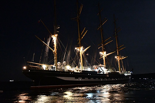 Судно "Крузенштерн" возвращается в Калининград после большой экспедиции