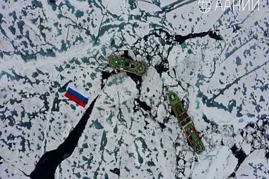 Полярники развернули самый большой флаг России в Арктике