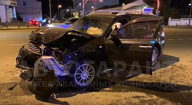 «Машина в хлам»: серьезное ДТП произошло ночью в центре Владивостока
