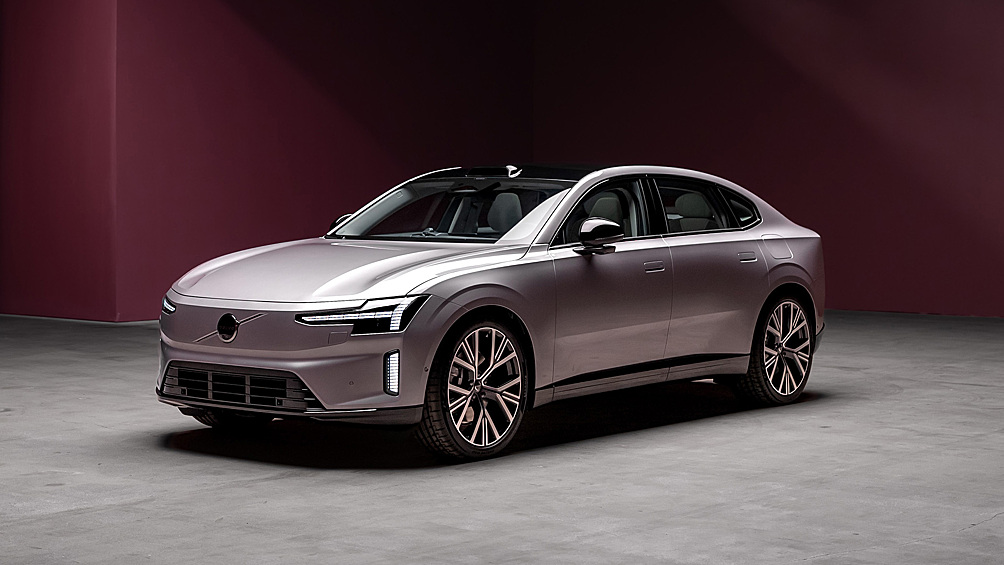 Volvo ES90 открывает новую гамму моделей шведской марки. В новинке компания объединила черты привычного седана/лифтбека с клиренсом как у кроссовера. Естественно, в духе времени премьера получила полностью электрическую силовую установку.