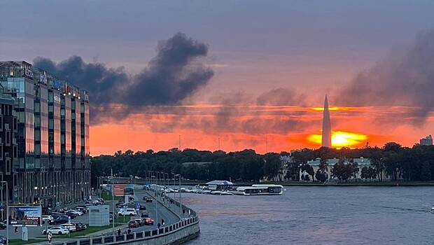 Пожар на Крестовском: горит некогда элитный спорткомплекс. «Газпром Арене» огонь не угрожает, но пожарная часть в полной готовности