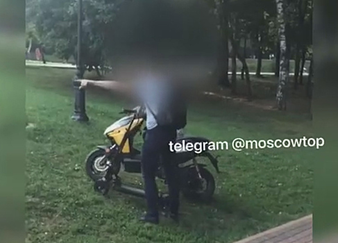 В подмосковном парке мужчина отобрал у школьницы мопед и избил его