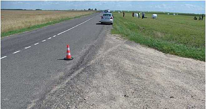 Легковой Ford врезался в щебнеразбрасыватель в Витебском районе