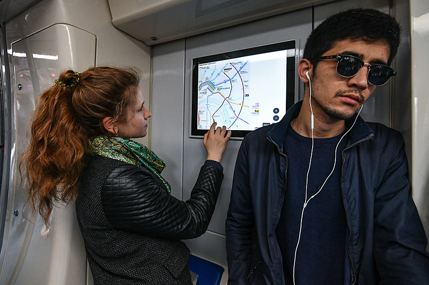 Сенсорный монитор в вагоне поезда "Москва", с помощью которого можно проложить маршрут и получить справочную информацию