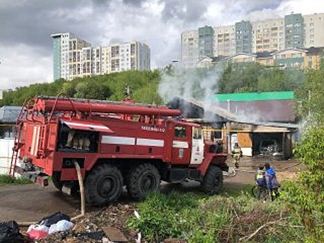 В Уфе загорелись частный кирпичный дом и гараж