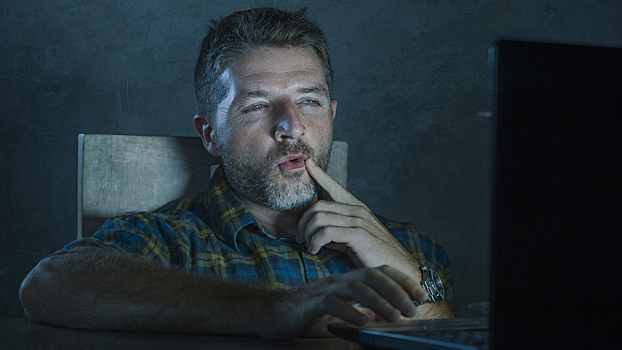 Муж смотрит фильмы для взрослых: в чём причина и как реагировать жене