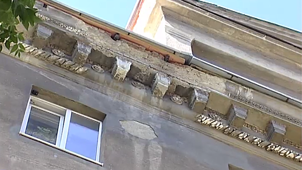 В Магнитогорске крыша обвалилась на прохожих