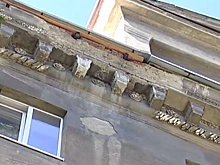 В Магнитогорске крыша обвалилась на прохожих