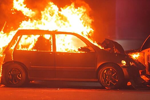 Пьяный таксист чуть не сгорел заживо в полыхающей машине