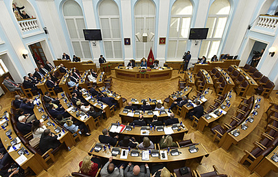 Парламент Черногории вынес вотум недоверия правительству Абазовича