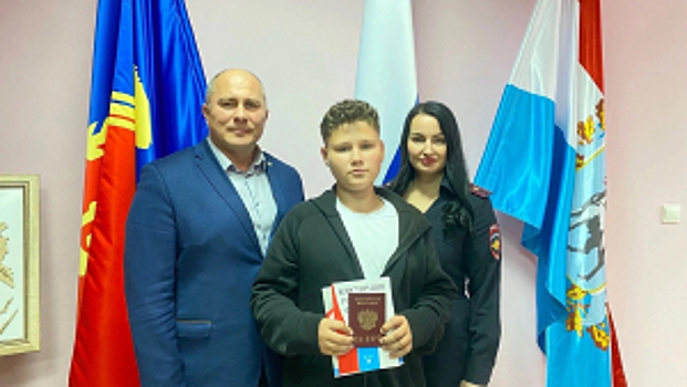 В Тюменской области полицейские, представители «Движения Первых» и районной администрации вручили подросткам первые паспорта