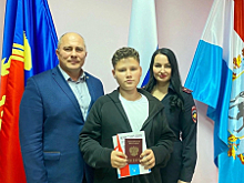 В Тюменской области полицейские, представители «Движения Первых» и районной администрации вручили подросткам первые паспорта