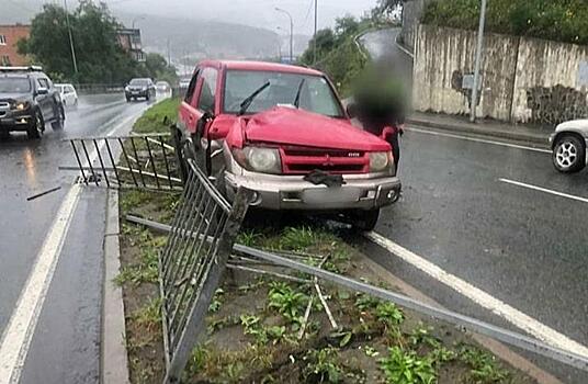 Во Владивостоке водитель не справился с управлением и снес леера