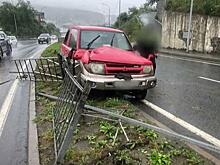 Во Владивостоке водитель не справился с управлением и снес леера