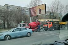 В Барнауле произошло ДТП с участием автокрана и бетономешалки