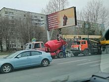 В Барнауле произошло ДТП с участием автокрана и бетономешалки